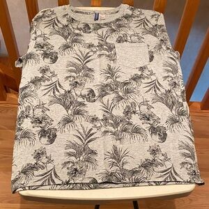 H&M Divided short sleeve t-shirt. Size: M. Color: Gray w/ design